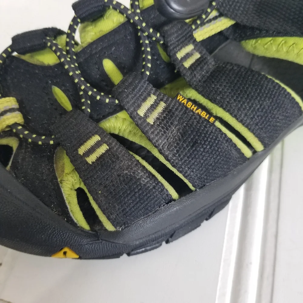 KEEN Newport H2 Sandals Boys 2 Waterproof Sport Hiking Closed Toe Black Lime